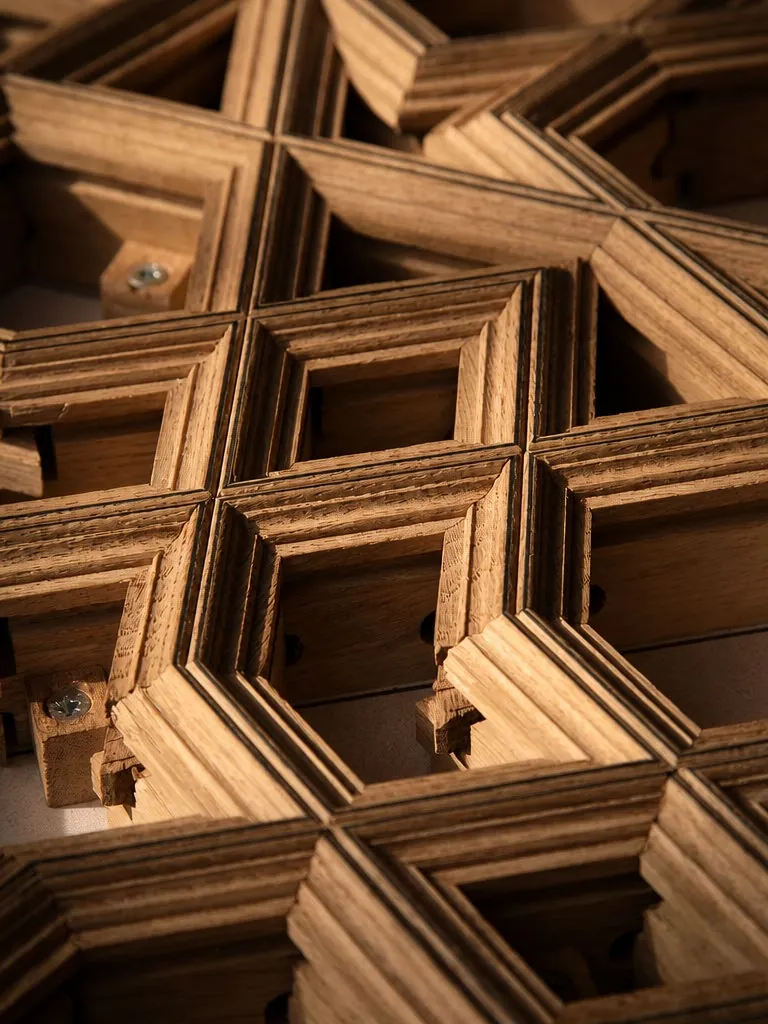 ألواح خشبية محفورة بأطر هندسية / Carved timber panels in a geometric frame